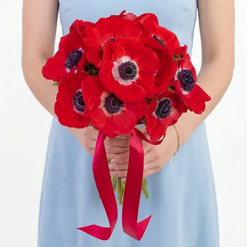Букет невесты из 11 красных анемонов