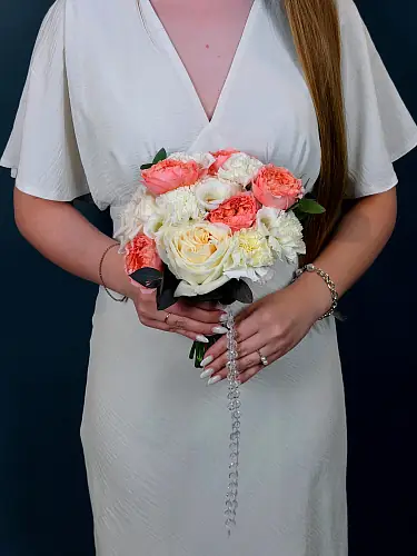 Свадебный букет из кустовых роз и эустомы