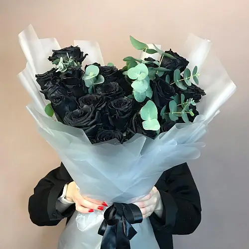 25 Черных роз с эвкалиптом 