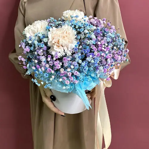 Композиция живых цветов с гвоздикой и гипсофилой