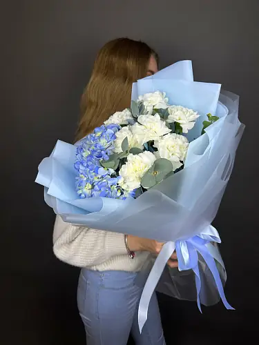 Букет с голубой гортензией и диантусами