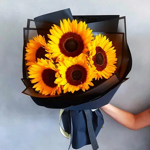 Букет "5 Подсолнухов" в упаковке 