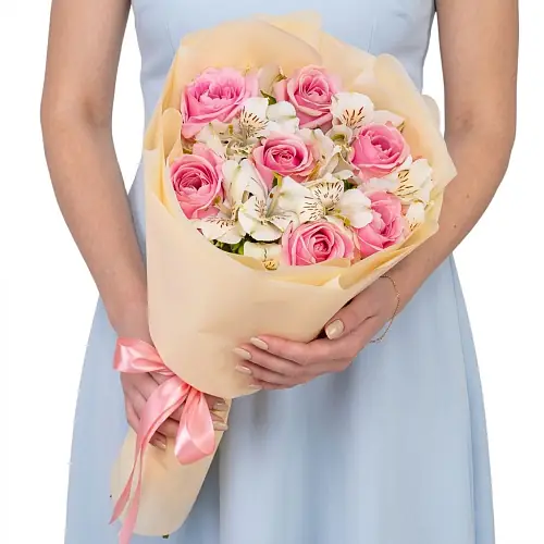 Букет с альстромериями и розами