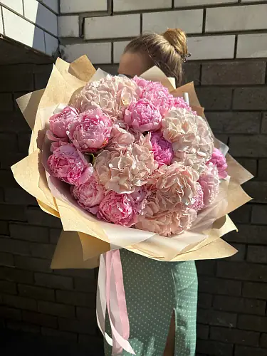 Букет розово белый из гортензий и пионов