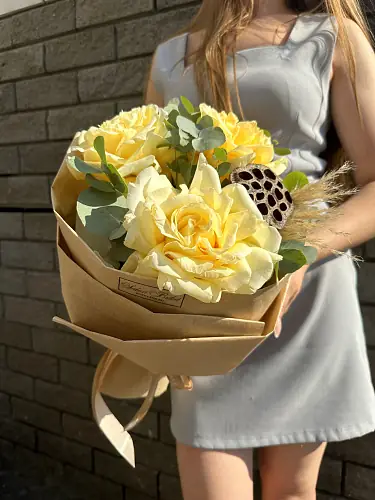 Букет живых цветов из роз и эвкалипта