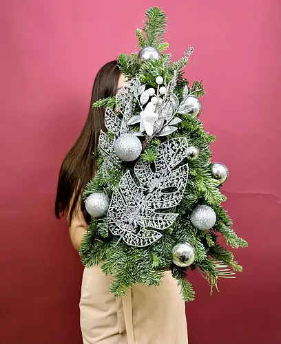 Декоративная елка с серебром