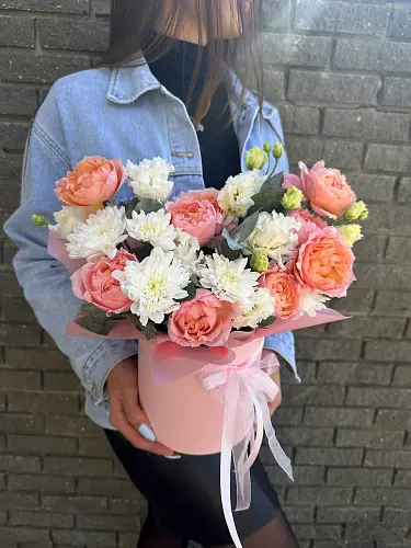 Букет живых цветов с эустомой и кустовой розой в нежной шляпной коробке