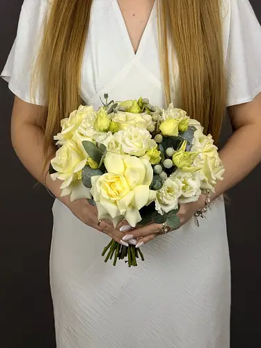 Букет невесты из кенийской розы и эустомы