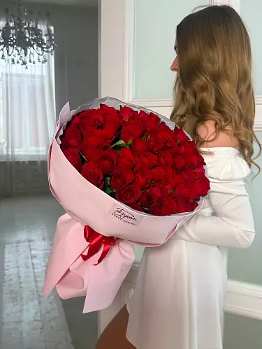 51 Кенийская роза в розовой упаковке 