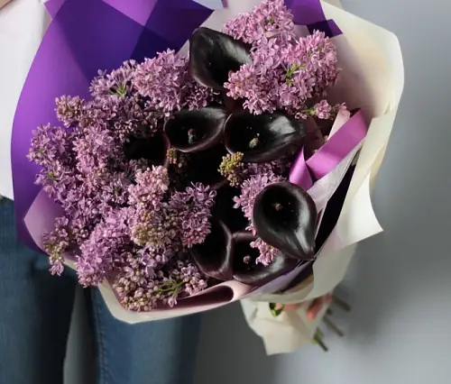 Композиция с черными каллами и сиренью 