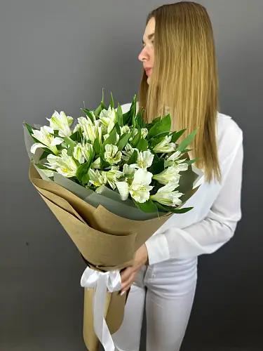 Букет живых цветов из белых альстромерий в крафтовой упаковке