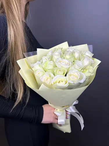 Букет живых цветов из 19 белых роз оформленный в дизайнерскую упаковку