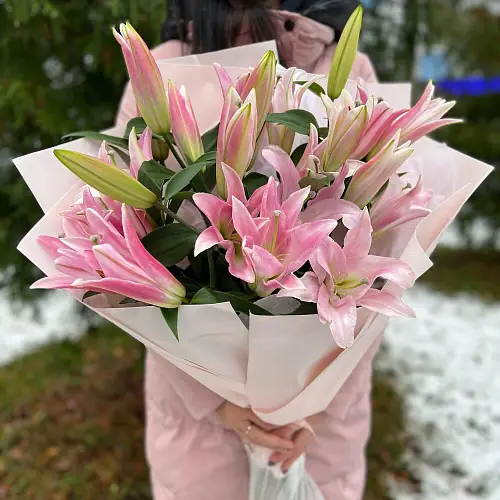 Букет из 5 ярких лилий