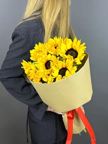 Букет живых цветов  из подсолнухов