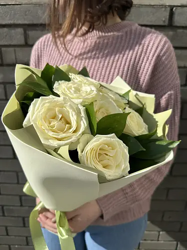 7 Белых роз в дизайнерской упаковке