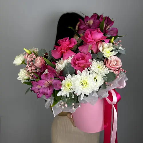 Букет живых цветов с розами и альстромерией в нежной шляпной коробке