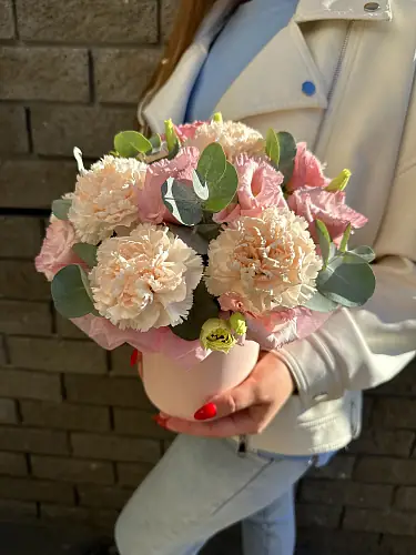 Композиция с эустомой и диантусами