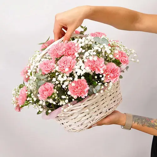 Композиция гвоздики и гипсофила в корзине