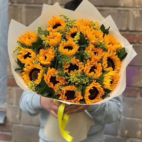 Букет из 19 Подсолнухов и солидаго