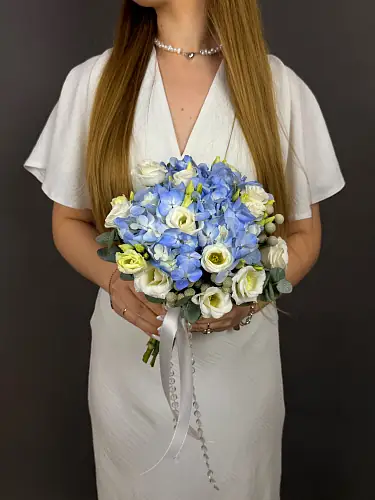 Букет невесты с эустомой и гортензией