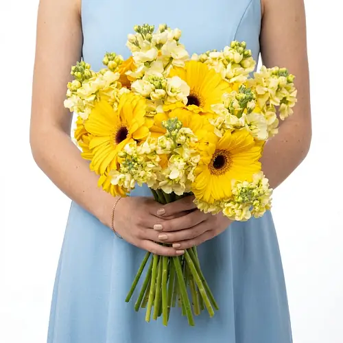 Букет невесты с герберой и маттиолой