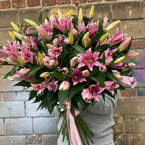 Букет из 19 розовых лилий