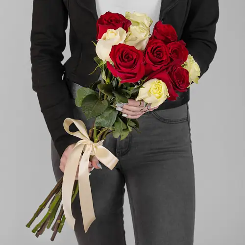 Бордовые и кремовые розы с лентой 