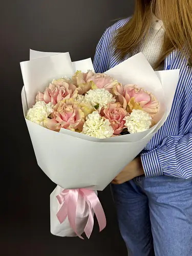 Букет живых цветов из диантусов и роз