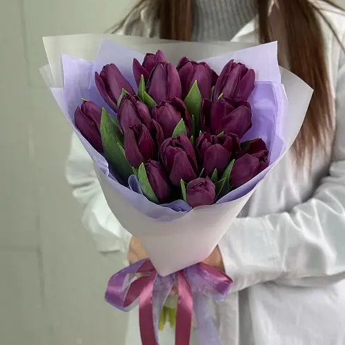 15 Сиреневых тюльпанов в нежной упаковке