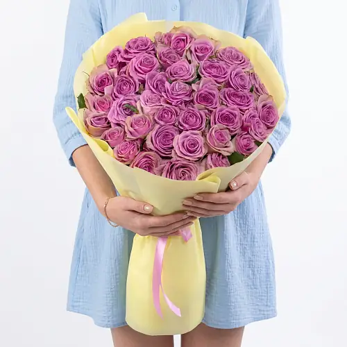 35 Сиреневых Роз в упаковке
