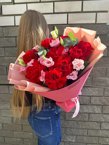 Букет живых цветов с эустомой и красными розами в дизайнерской упаковке