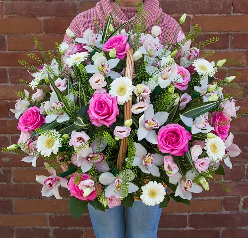 Корзина с розами и орхидеями