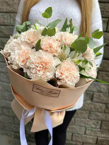 Композиция с гвоздикой и альстромерий 