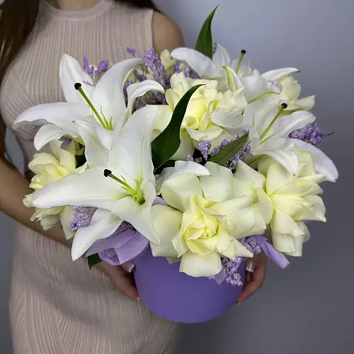 Композиция живых цветов с лилией и розами