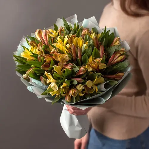 21 Желтая Альстромерия в упаковке 