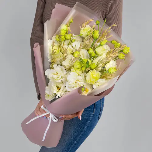 Букет из лизиантусов и пшеницы 