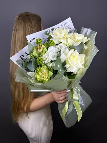 Букет с гортензией и зелеными розами