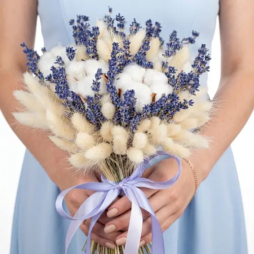 Композиция невесты из хлопка,лаванды и лагуруса.