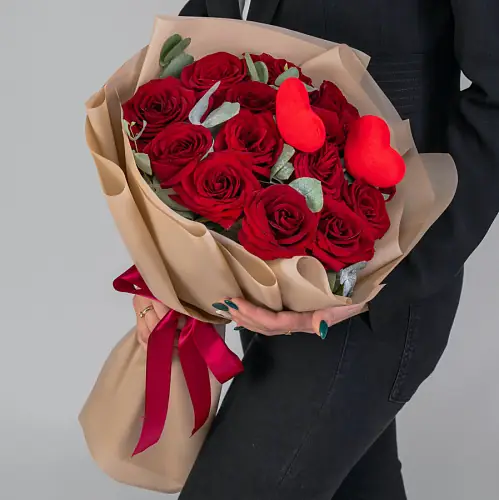 15 Бордовых Роз и Эвкалипт
