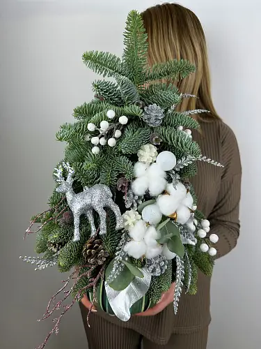 Цветы живые, Новогодняя композиция "Ёлка с оленем" в красивой корзине