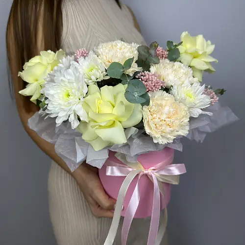 Композиция живых цветов с хризантемой и белой розой