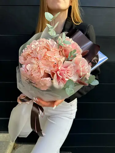 Букет с розовой гортензией и розами