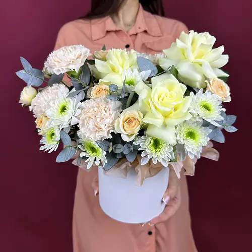 Нежная композиция с розами и хризантемой