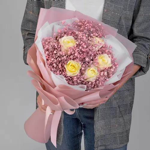 Букет с гипсофилой и розой 