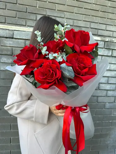 5 Красных роз с эвкалиптом