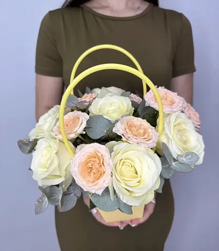 Букет живых цветов с белоснежными розами в красивой нежной сумочке