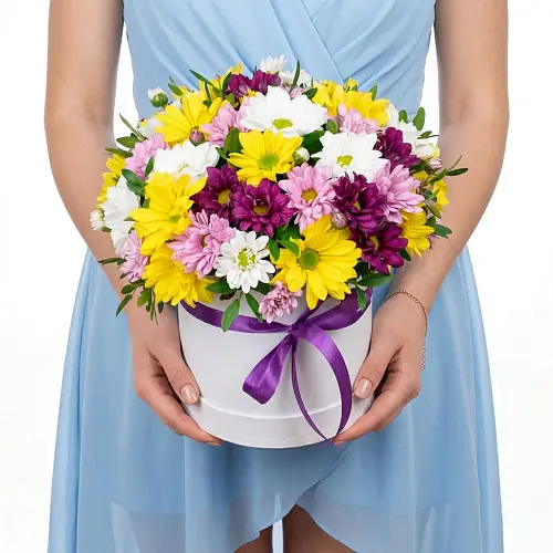 Шляпная коробка из разноцветных хризантем