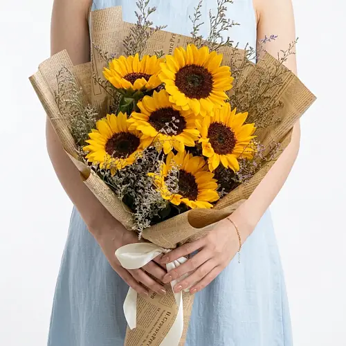 Букет 7 подсолнухов с лимониумом