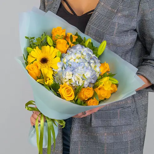 Яркий букет с гортензией и герберой 