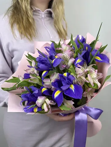 Букет живых цветов из альстромерий и ирисов в дизайнерской упаковке